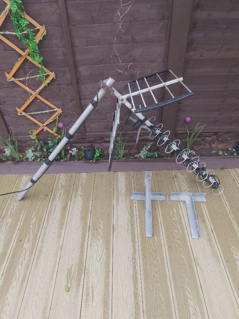 High gain TV aerial mast and brackets 