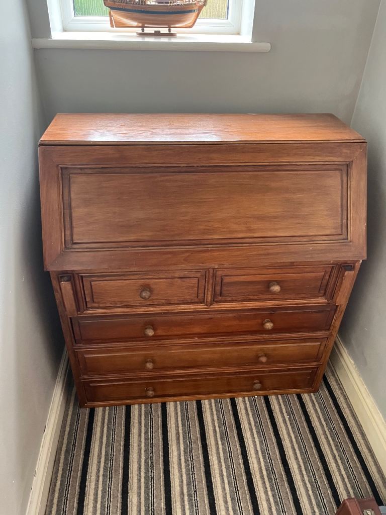 Wooden Bureau Desk with Drawers – Good Condition