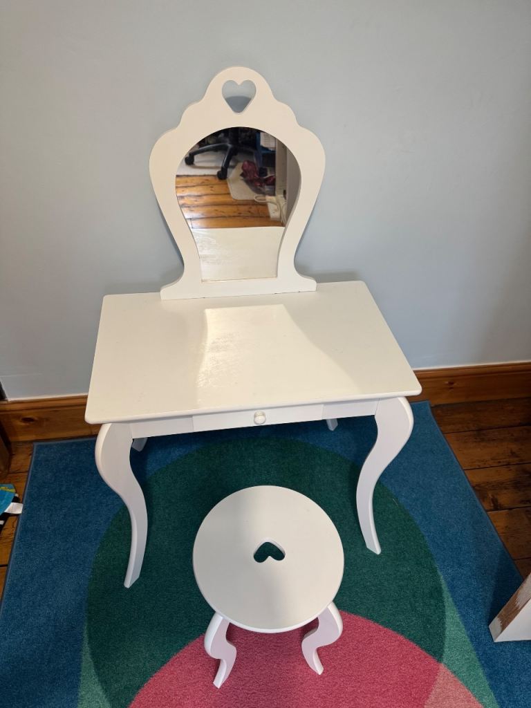 Children’s dressing table. 