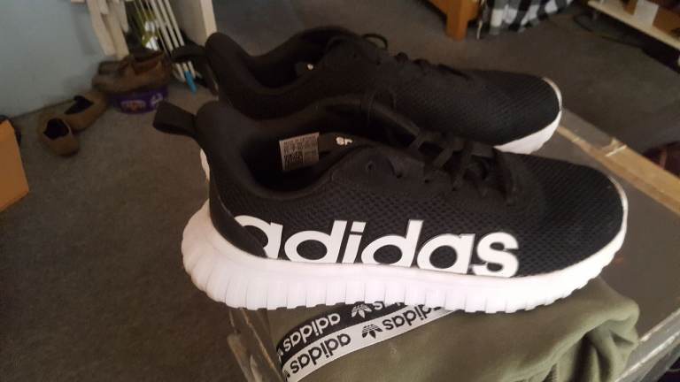 unisex Adidas trainers brand new size 7  black & white brand name 