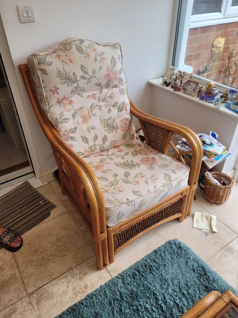 Conservatory Furniture 2 xArm Chairs and 1 x two seater (free matching coffee table