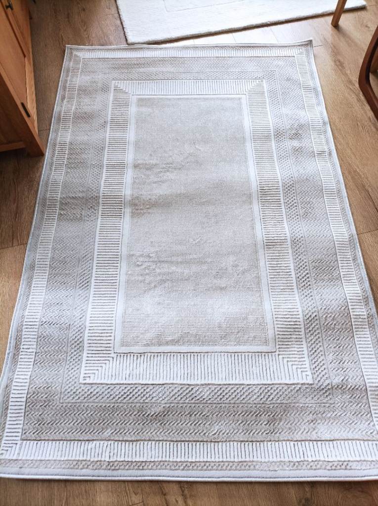 Ivory rug - as new condition. 119 X 180cm