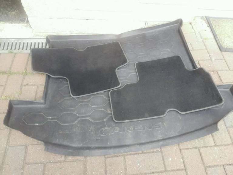 Kia Carens boot tray/foot matts (Can deliver)