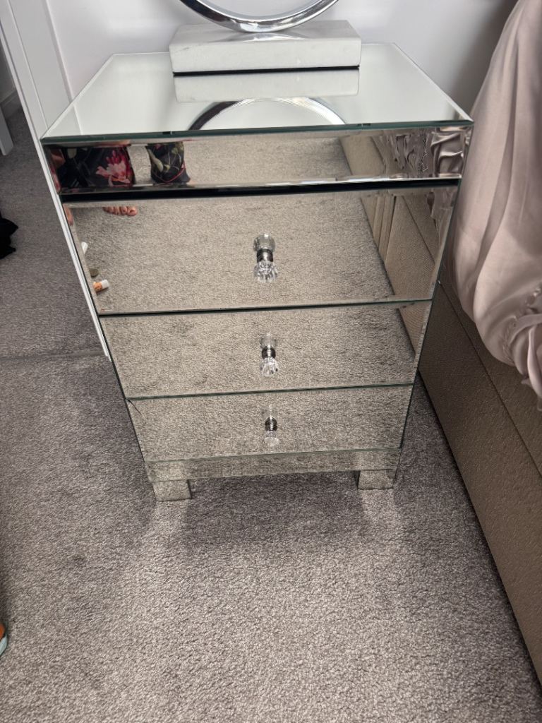 Mirrored bedroom furniture 