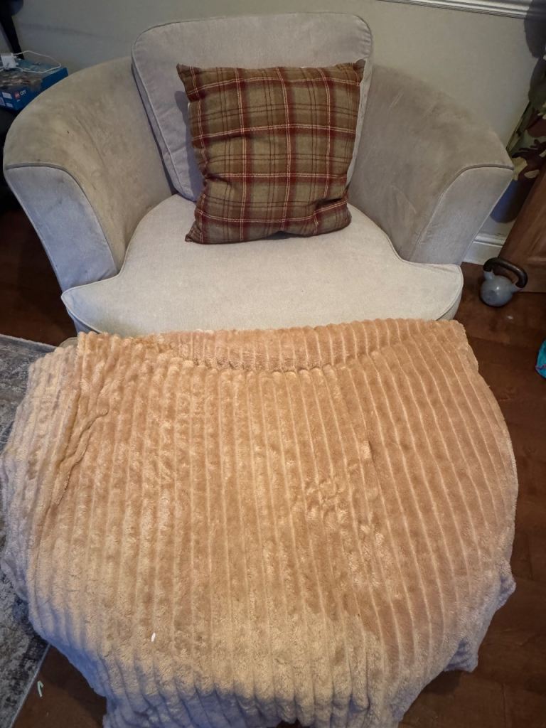 Sofa and relaxing swivel chair 