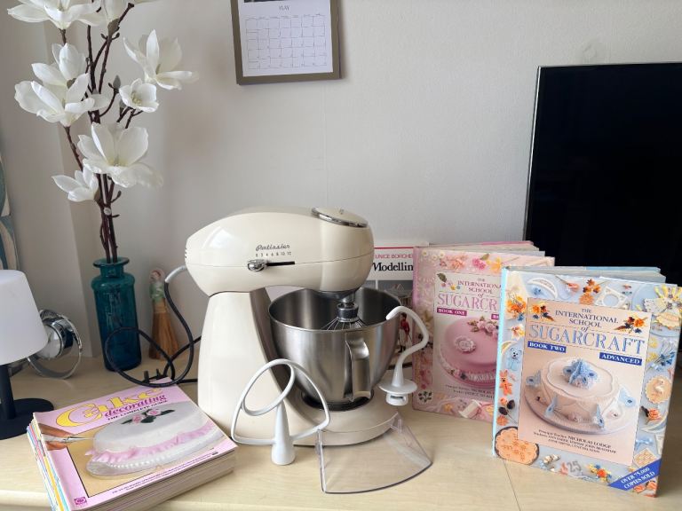 Kenwood Patissier Mixer & Cake Decorating Kit – Cream, Good Condition