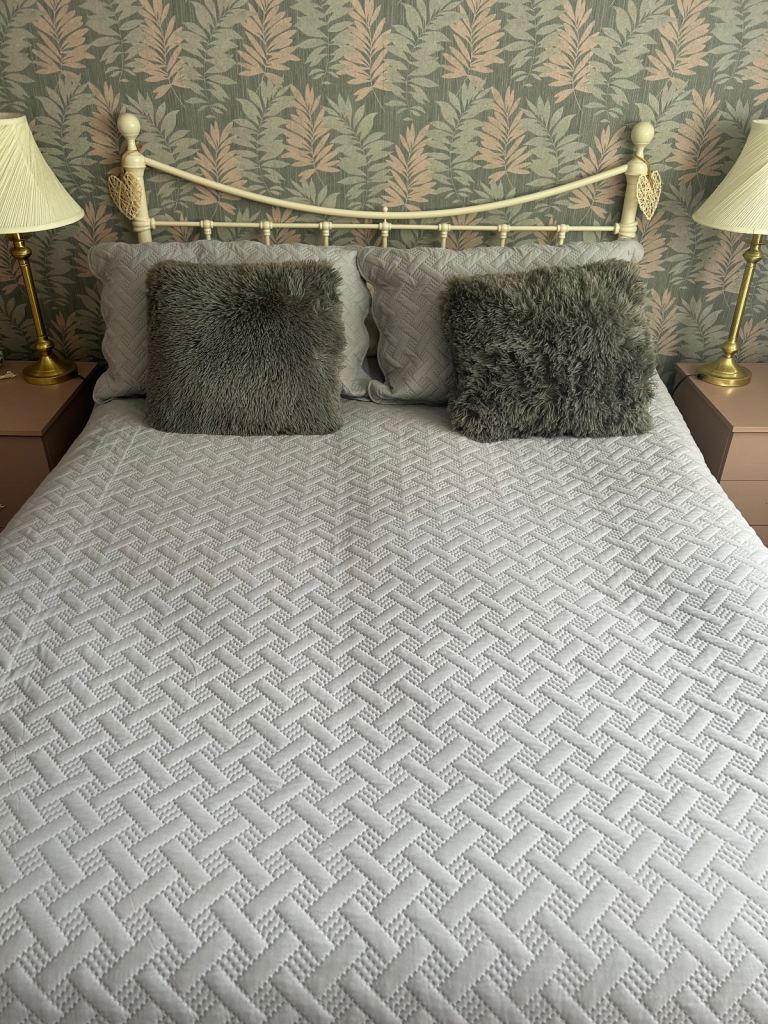 Double bed throw and matching pillow shams