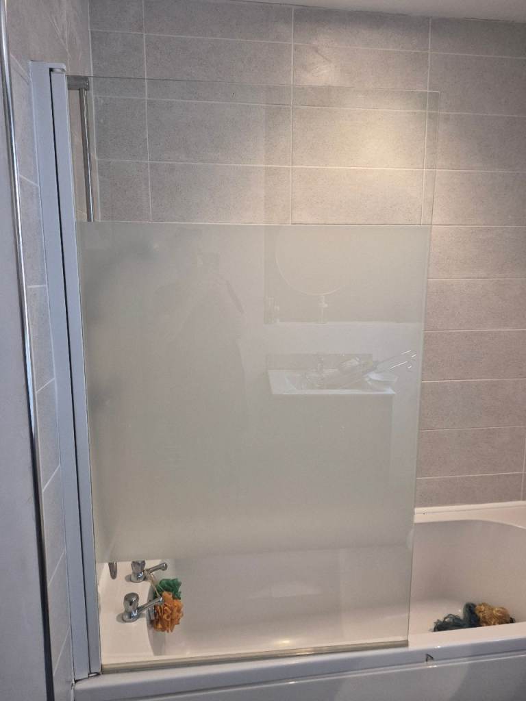 Over bath swivel shower screen