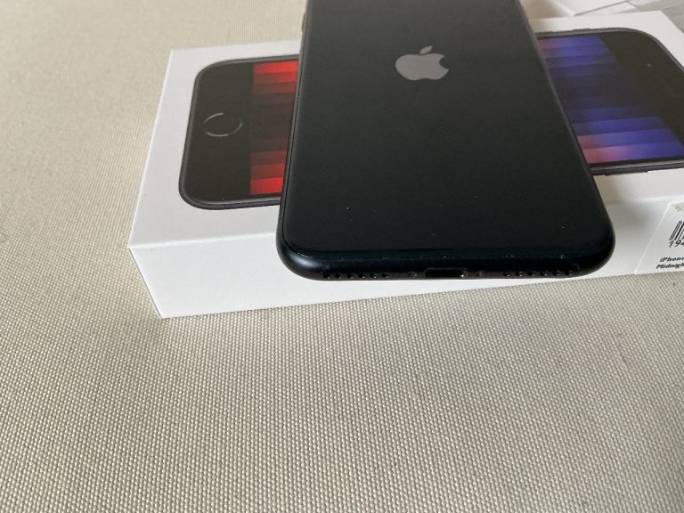 Apple iPhone SE 128GB. 3RD GEN.