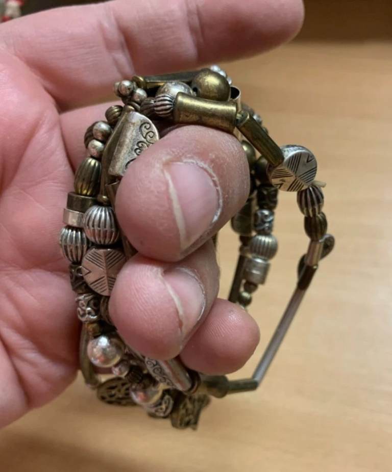 VINTAGE CHUNKY TRINKETS CHARMS BRACELET 45 GRAMS 9cm WIDE