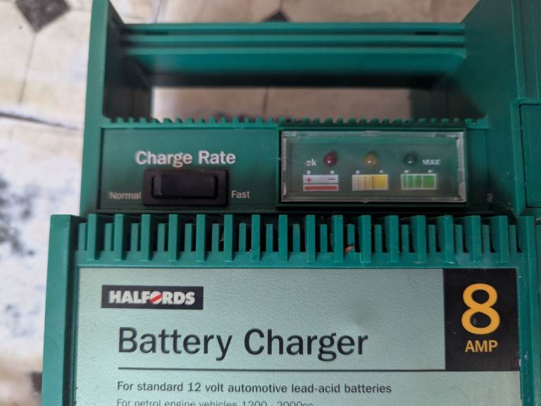 HALFORDS 12V 8AMP VAN/CAR BATTERY CHARGER IN FULL WORKING ORDER. ALSO HAS NORMAL + FAST CHARGE MODES