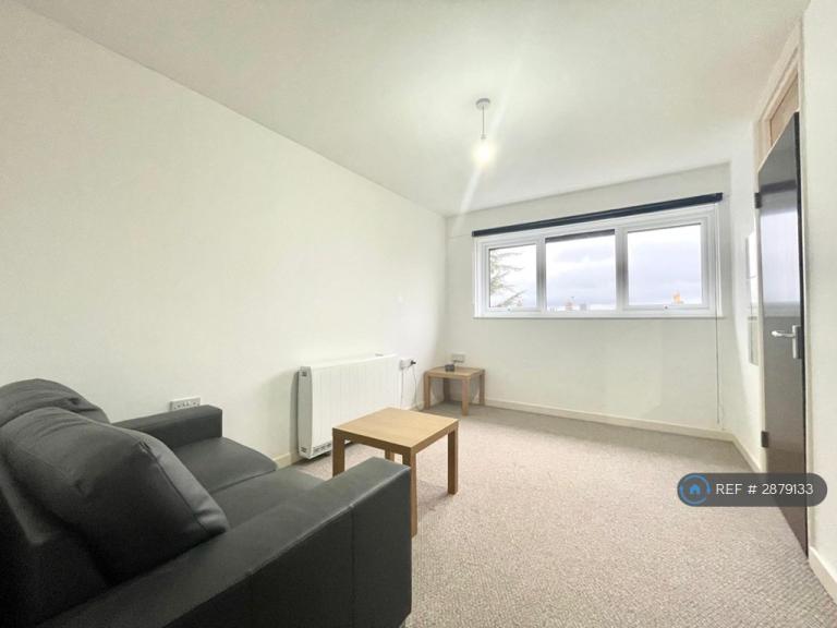1 bedroom flat in Summer Hill Court, Bristol, BS5 (1 bed) (#2879133)