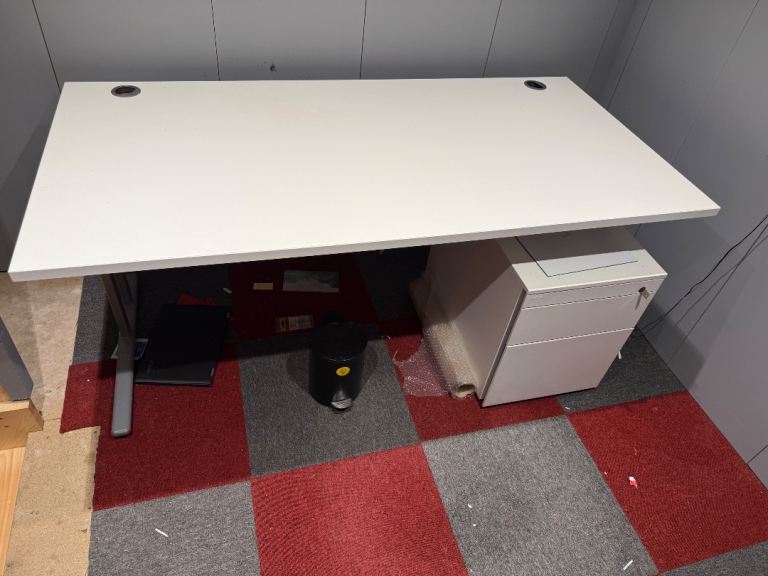 Office desk and lockable drawers