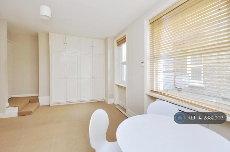 1 bedroom flat in Fulham Palace Road, London, SW6 (1 bed) (#2332903)