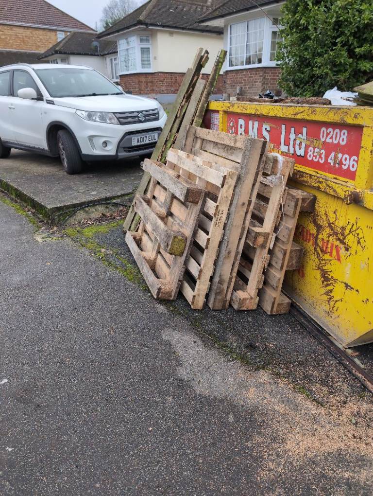 5 Free pallets. Mixed sizes. Pick up only