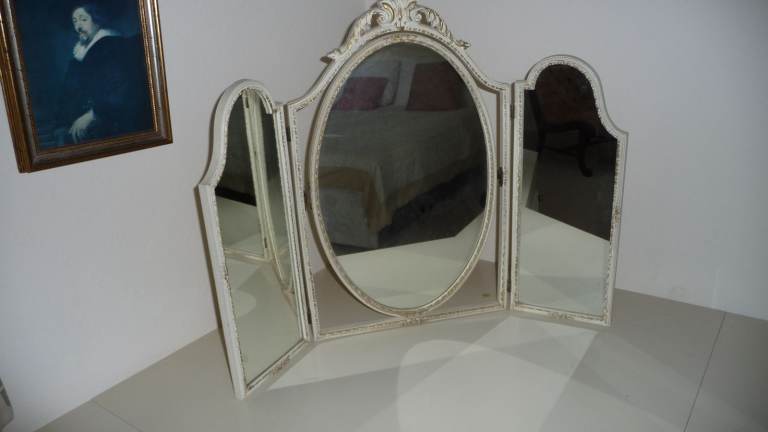 image for Adjustable triple vanity mirror 