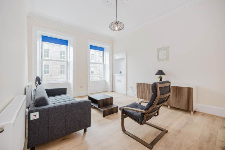 Incredible, 2 bedroom, 1st floor flat in Newington – available NOW