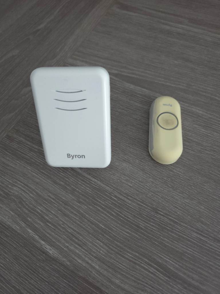 PLUG IN DOOR BELL  £4  WESTCLIFF ON SEA 