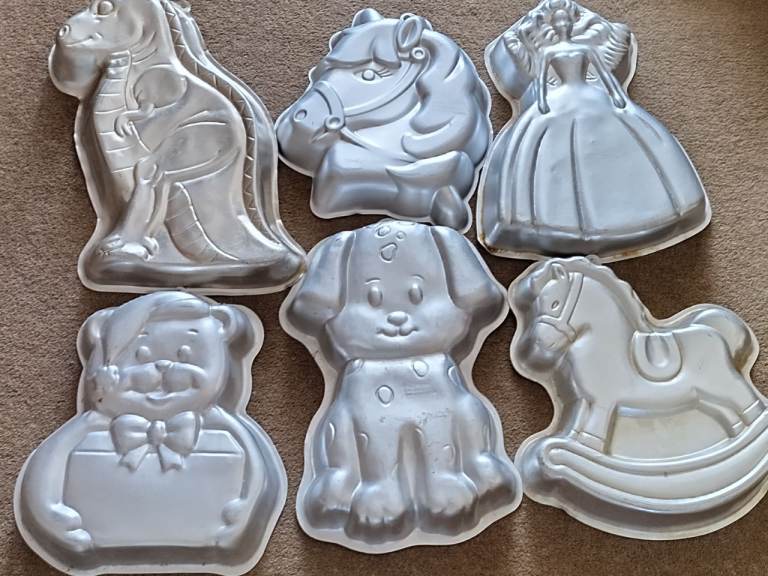 Set of 6 Novelty Cake Baking Moulds – Good Condition