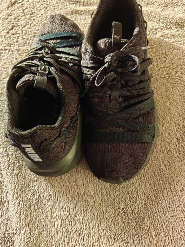 BEAUTIFUL,BLACK PUMA TRAINERS SIZE3.5
