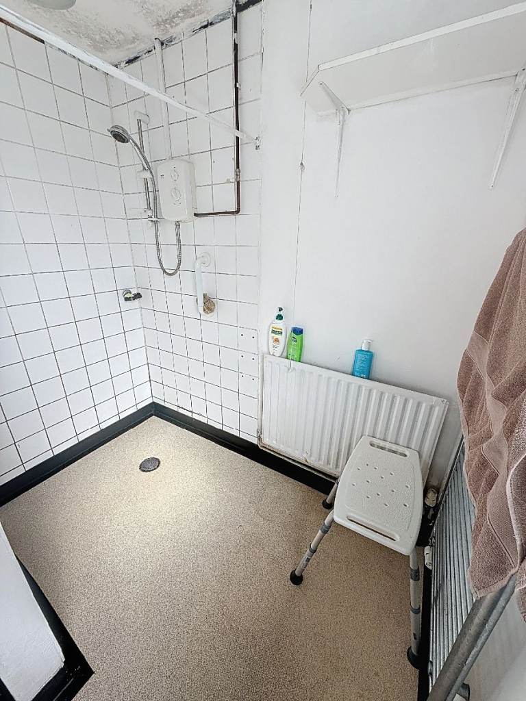 3 bedroom house in Pinfold Avenue, Stoke-on-Trent, ST6 8EW