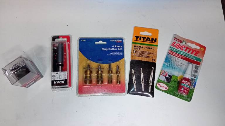 JOB LOT OF JOINERY TOOLS, ROUTER BIT HINGE DRILLS, PLUG CUTTERS, HINGE CUTTER AND THREADLOCK