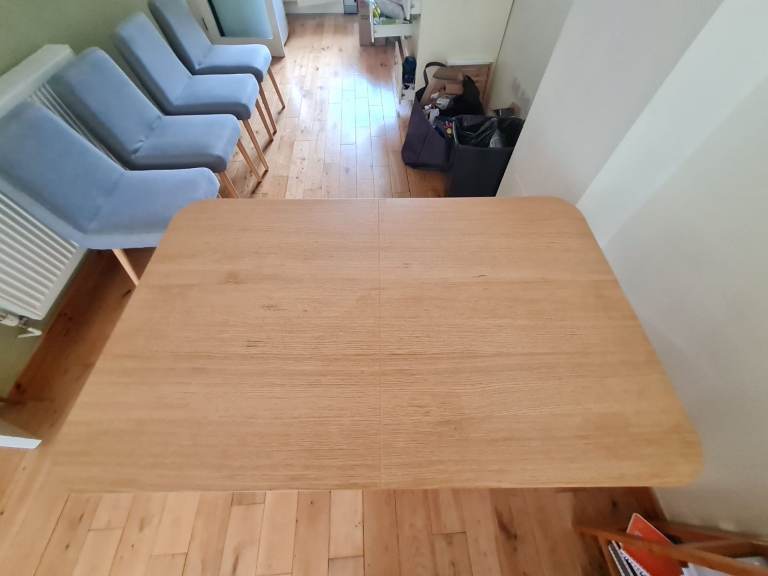 Extendable 6–8 Seater Oak Dining Table – Excellent Condition