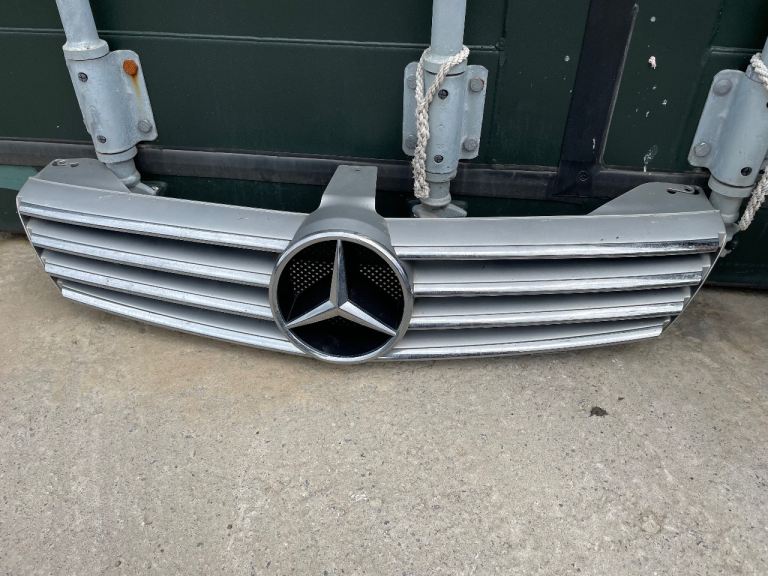 Mercedes front grille genuin oem C or E class 