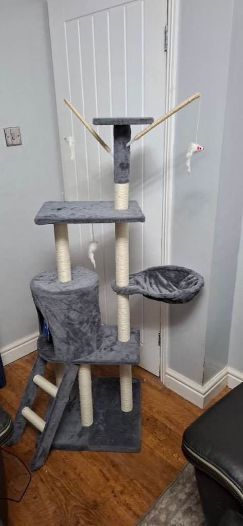 Brandnew in box with instructions cat tree/scratcher 