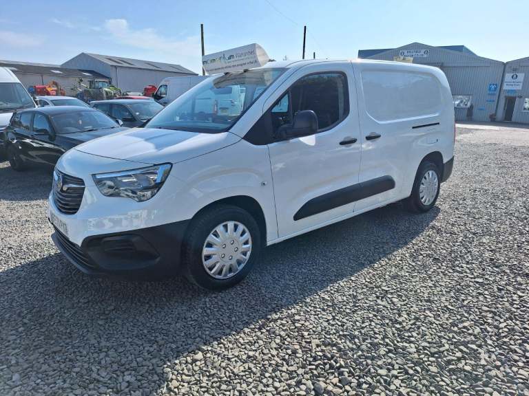 VAUXHALL COMBO 1.5 Turbo D 2300 Edition 5 seat crew combi van White Manual Diese