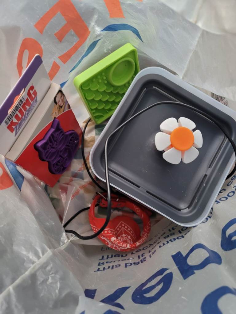 Pet water fountain and Accessories, KONG Brush