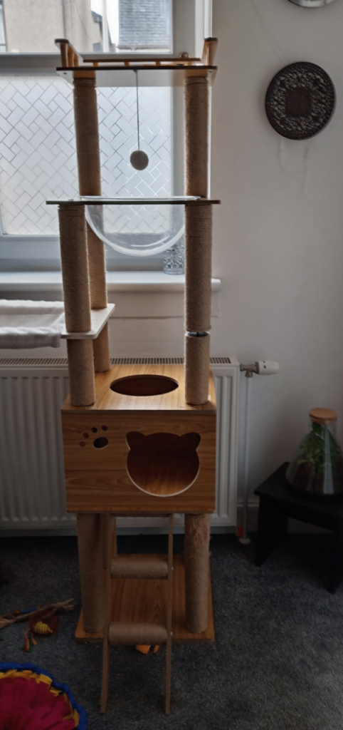 High cat scratch pole/ bed 