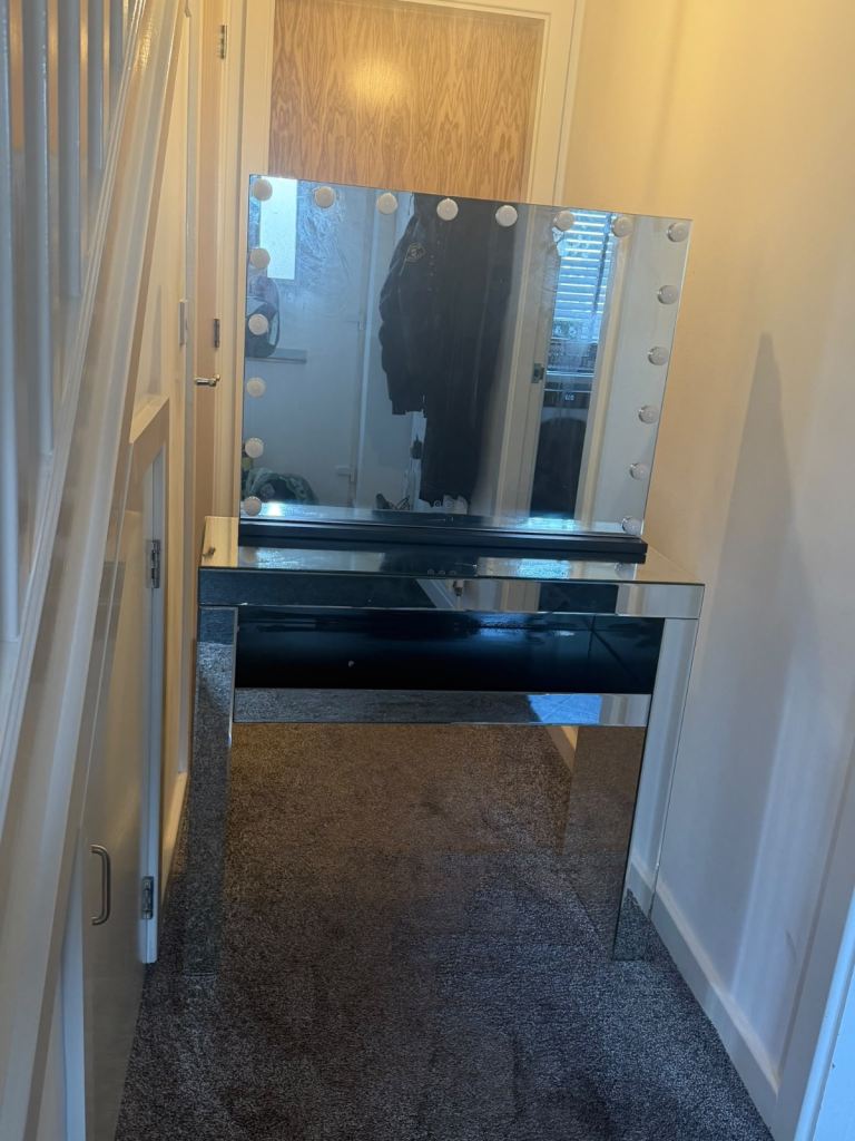 Mirrored Dressing Table with Hollywood Light-Up Mirror