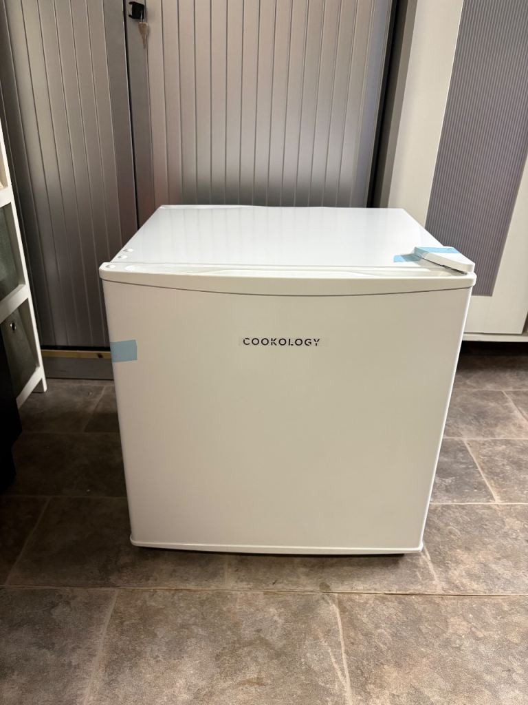 NEW Cookology MFR45WH White Table Top Mini Fridge & Ice Box 45L Bar Refrigerator