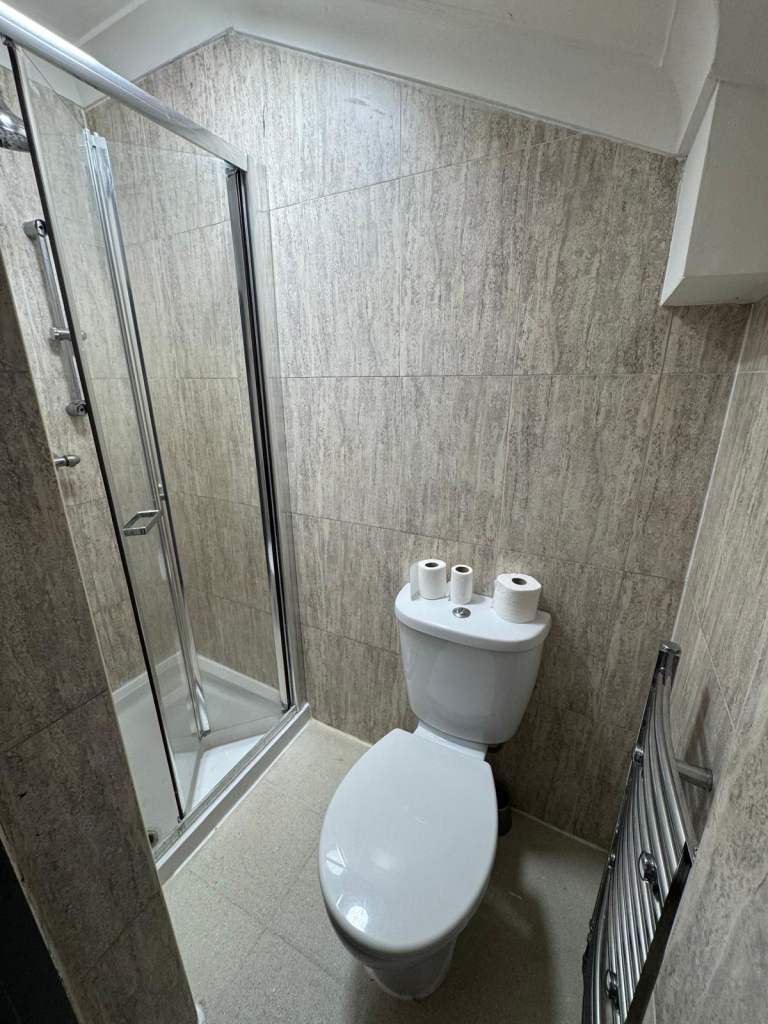 Spacious & Cosy Ensuite Room for Rent in - IG11 8QF