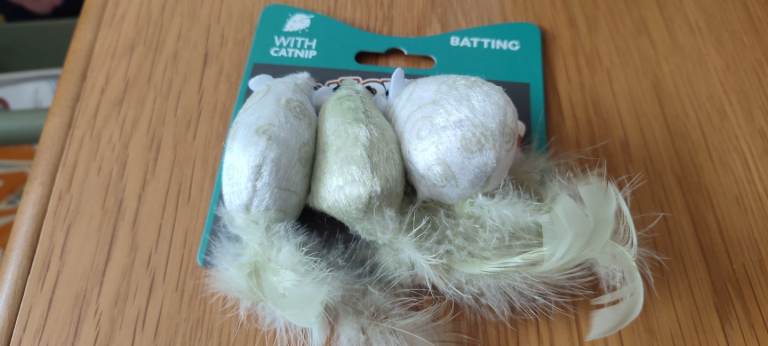 Batting Meowee feather mice