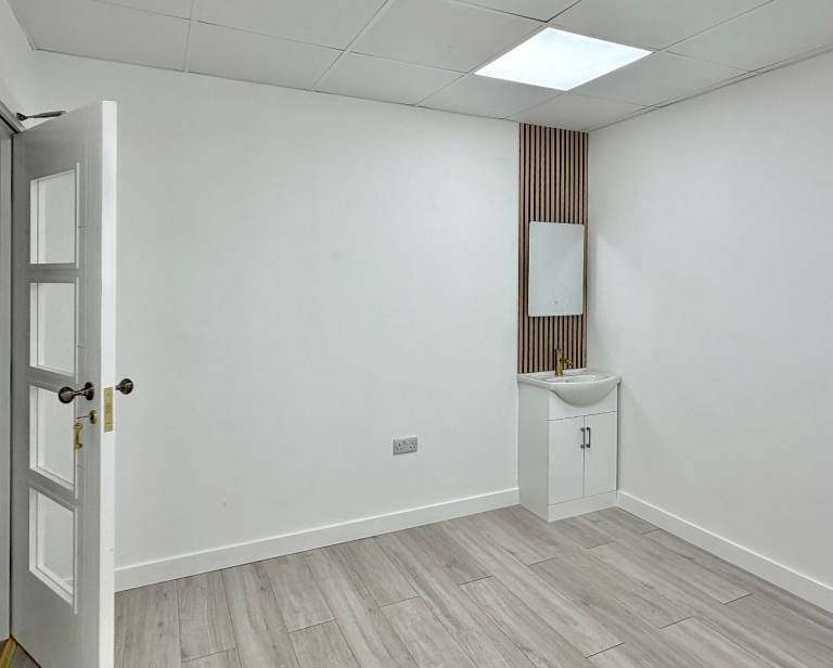 Modern Massage Room To Rent in Wembley HA0