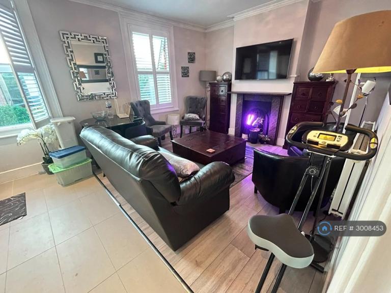 2 bedroom flat in Ellerton Road, Surbiton, KT6 (2 bed) (#3008453)