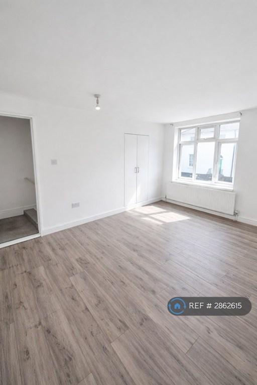 2 bedroom flat in White Hart Lane, London, N17 (2 bed) (#2862615)