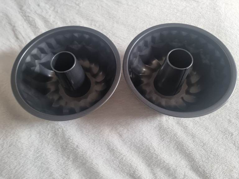 Set of 2 Non-Stick Fluted Bundt Cake Tins