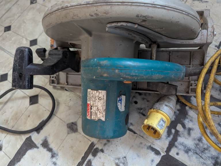 LARGE HEAVY DUTY 1550W MAKITA 110V SAW 110 VOLT SAW WITH 235MM BLADE IN FULL WORKING ORDER