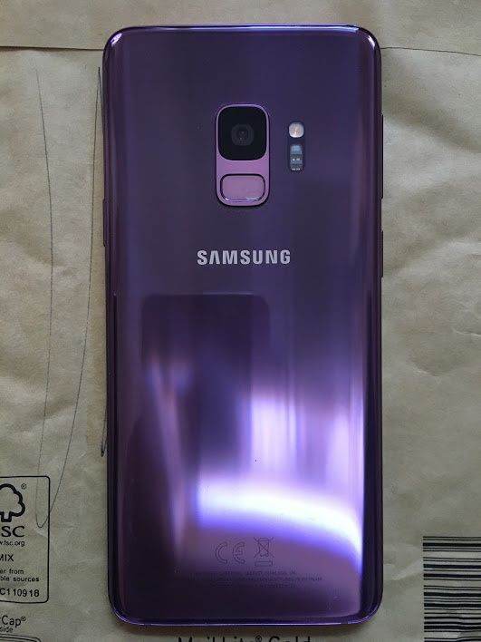 Great condition Samsung Galaxy S9 (UNLOCKED). Perfect working order