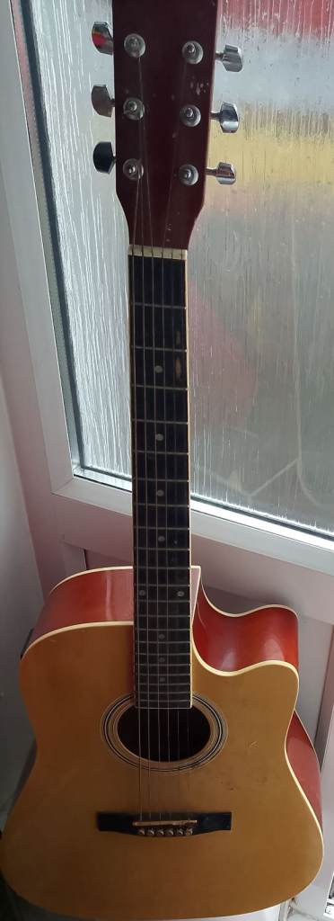 Acoustic Guitar with Built-in Tuner – Good Condition
