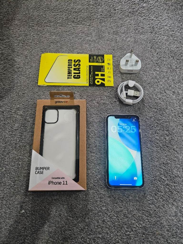 Iphone 11 64GB Unlocked White Warranty I Phone