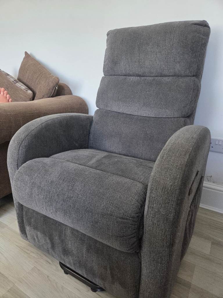 Maxi Comfort Cloud Rise & Recline. Can deliver