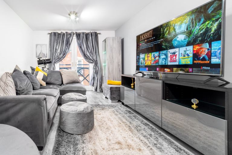 Modern 2 bed apartment fully furnished £1200 per month 3 month Stay min Contractor or family 