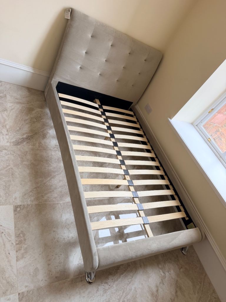 Small Double (4ft) - Upholstered bedframe - COLLECTION