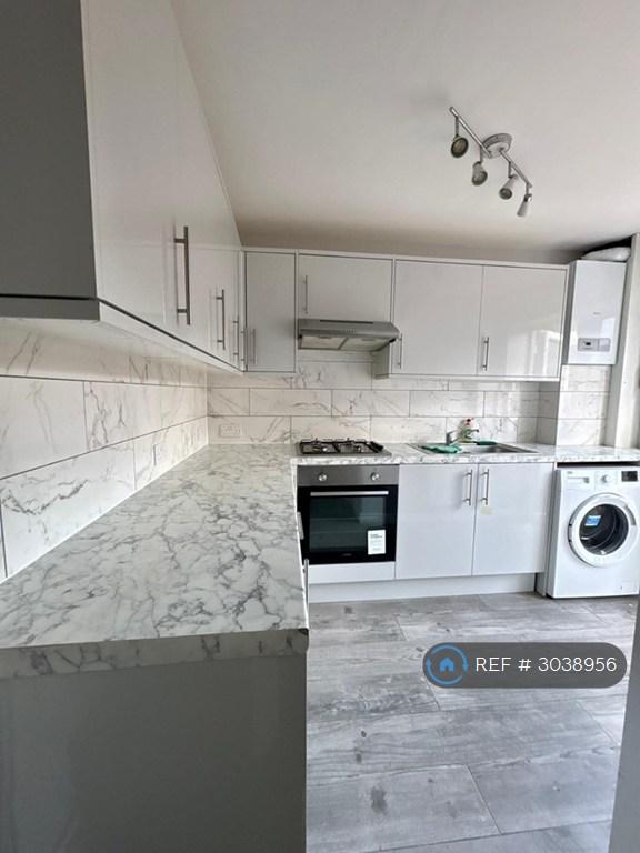 2 bedroom flat in Pembury Court, Harlington, Hayes, UB3 (2 bed) (#3038956)