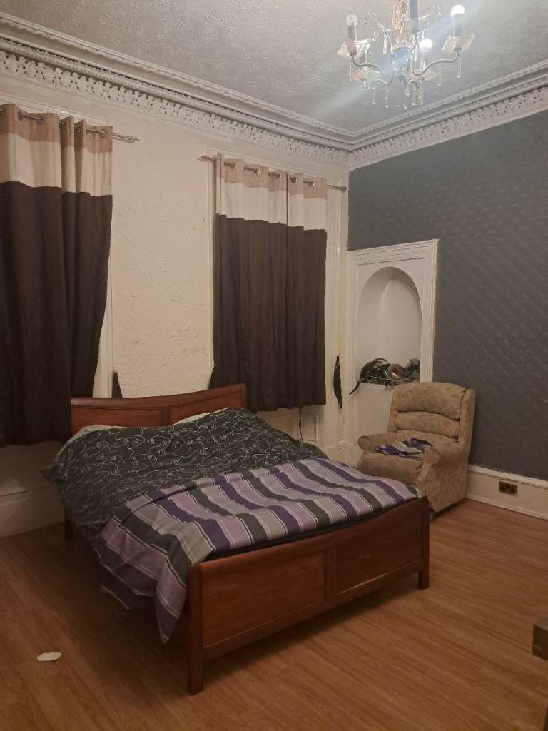 2 Rooms to let in a 4 Bedroom Flat near queens park train station.