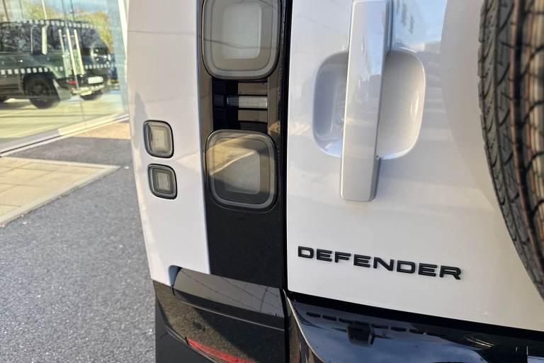 2025 Land Rover Defender 110 3.0 D250 MHEV X-Dynamic SE Auto 4WD Euro 6 (s/s) 5dr SUV Automatic